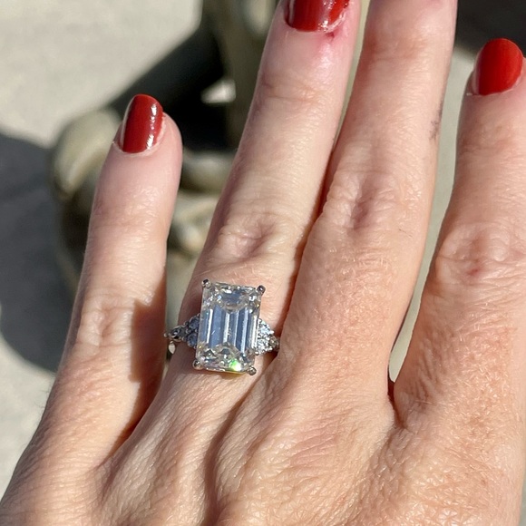 Platinum 8ct D VVS1 Emerald cut Moissanite Ring - Picture 11 of 11